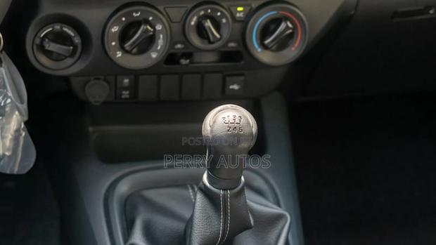 New Toyota Hilux 2023 White · Photo 7
