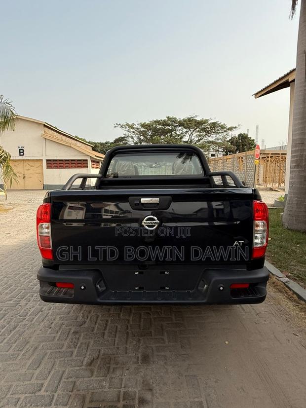 New Nissan Pick-Up 2025 Black · Photo 2
