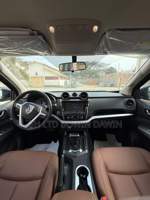 New Nissan Pick-Up 2025 Black · Photo 3