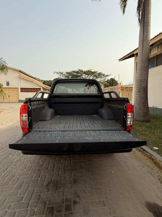 New Nissan Pick-Up 2025 Black · Photo 5