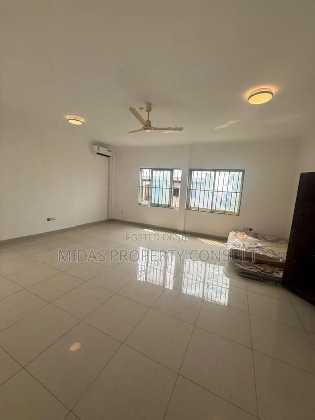 7bdrm House in Community 12, Tema Metropolitan for sale · Photo 8
