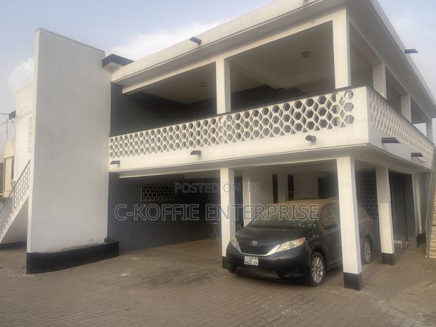 8bdrm Apartment in Tesano for rent · Photo 2