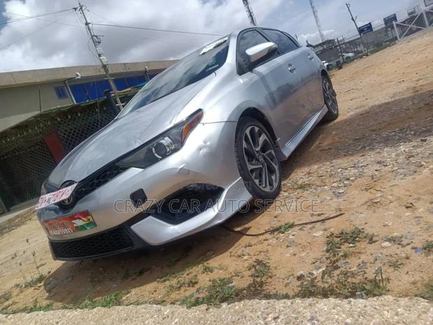 Toyota Corolla SE (1.8L 4cyl 2A) 2018 Silver · Photo 2