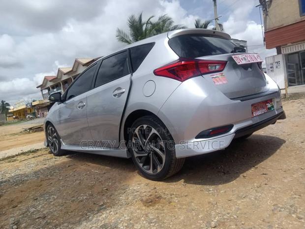 Toyota Corolla SE (1.8L 4cyl 2A) 2018 Silver · Photo 3