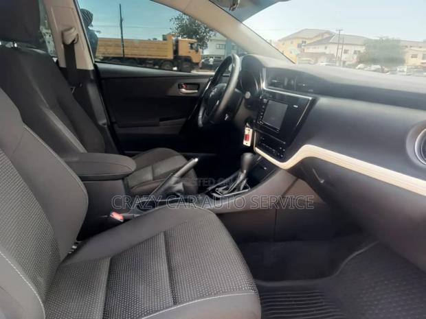 Toyota Corolla SE (1.8L 4cyl 2A) 2018 Silver · Photo 5