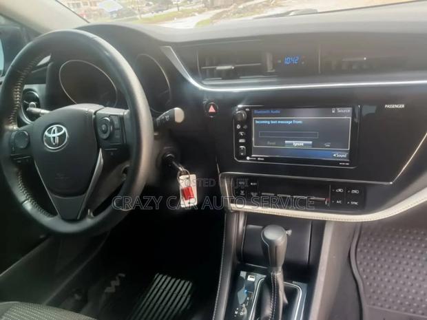 Toyota Corolla SE (1.8L 4cyl 2A) 2018 Silver · Photo 6