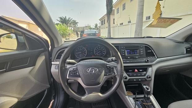 Hyundai Elantra Limited Sedan FWD (2.0L 4cyl 6A) 2017 Blue · Photo 7
