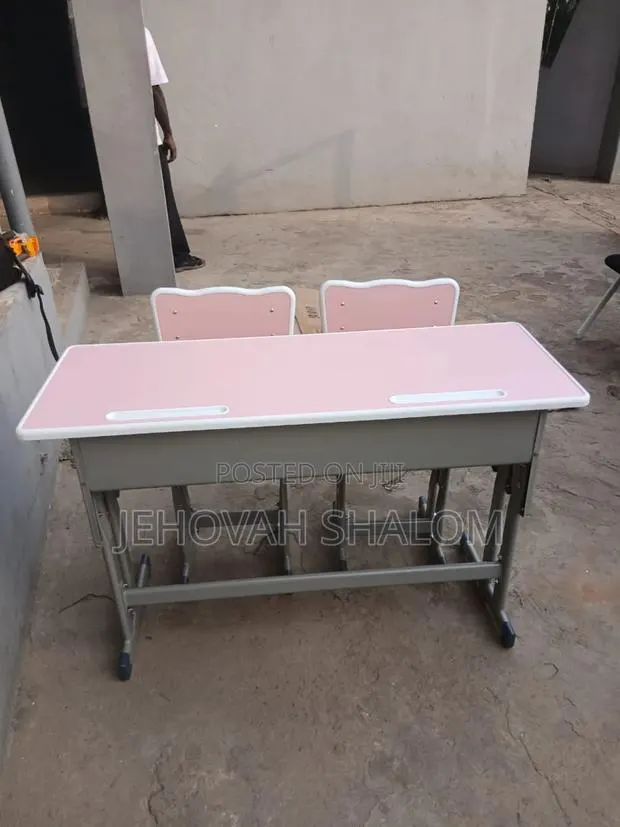 Table and Chairs Free Delivery · Photo 1