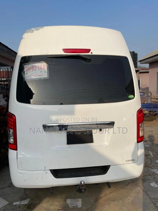 Nissan Caravan (Urvan) 2013 White · Photo 4