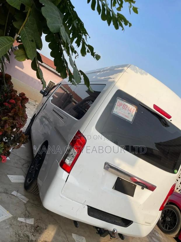 Nissan Caravan (Urvan) 2013 White · Photo 2