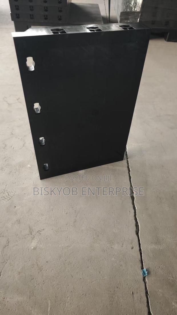 Adjustable Square Pilars · Photo 3