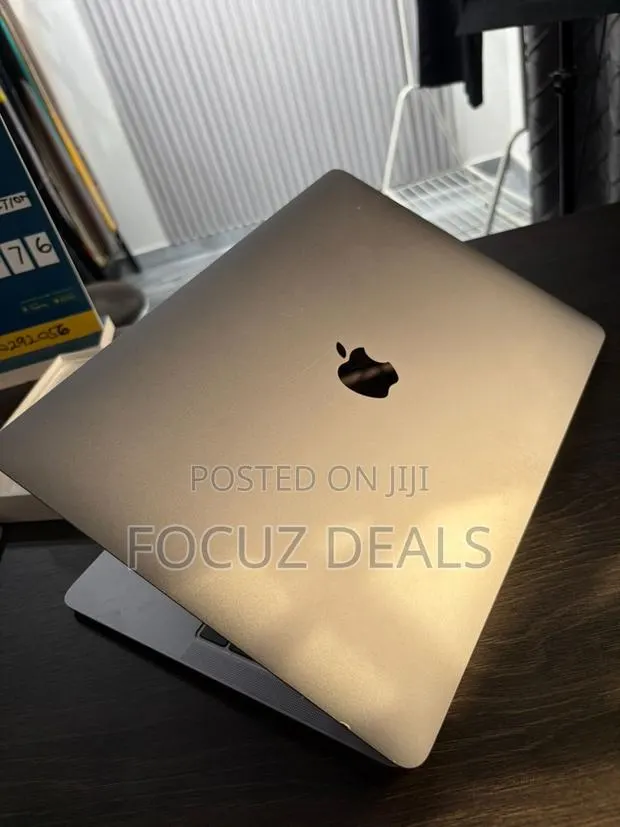 New Laptop Apple MacBook Air 8GB · Photo 1