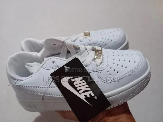 White Nike Sneakers Size25 To30 · Photo 2
