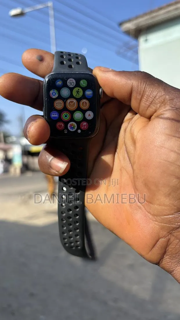 Apple Watch Series 6 44mm Nike Edition · Photo 1