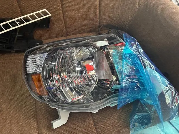 Headlight Tacoma 2008-2011 Black · Photo 1