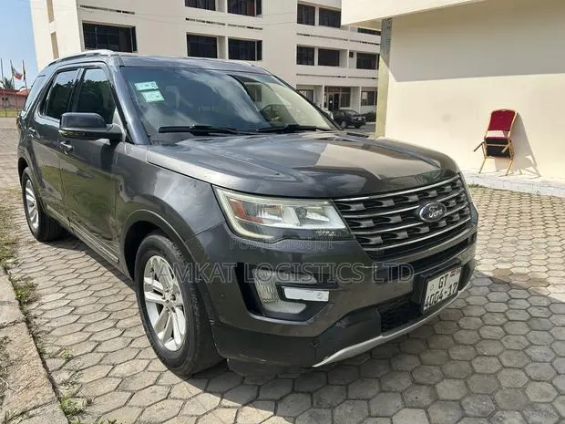 Ford Explorer XLT 4dr SUV (3.5L 6cyl 6A) 2016 Gray · Photo 1