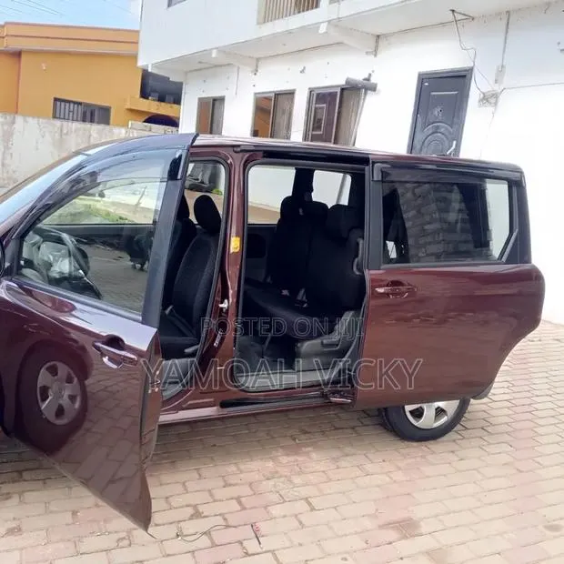 Toyota Sienta 1.5 AWD 2014 Brown · Photo 1