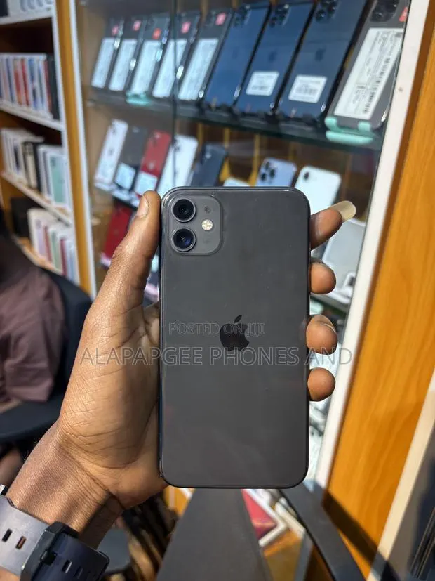Apple iPhone 11 64 GB Black · Photo 1