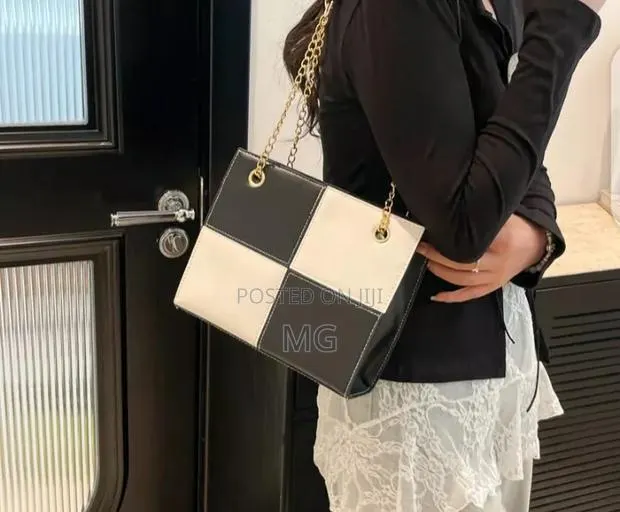 Classic Chain Shoulder Bag · Photo 1