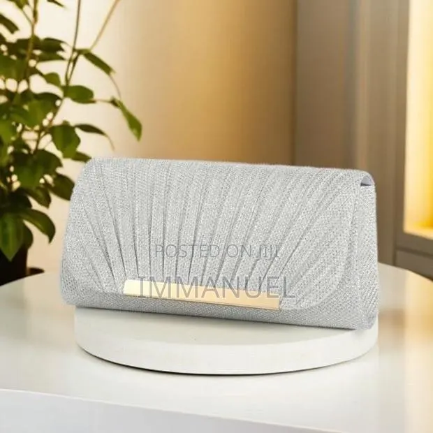 Cute Ladies Clutch · Photo 1
