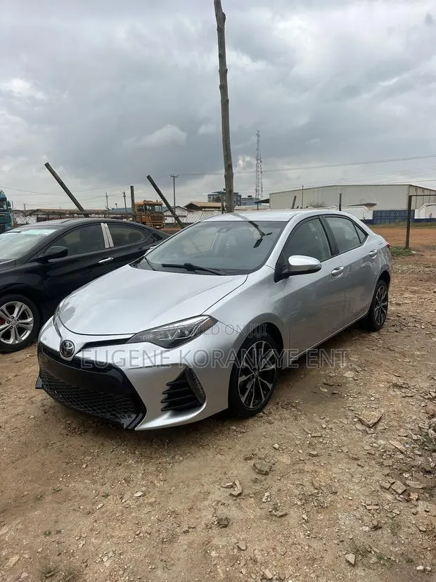 Toyota Corolla SE 4dr Sedan (1.8L 4cyl CVT) 2017 Silver · Photo 1