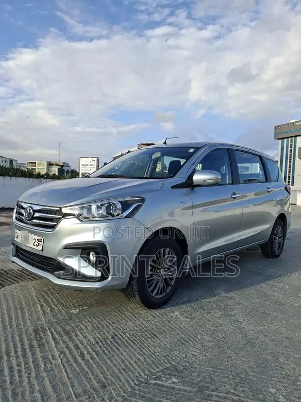 Toyota Rumion 1.5 FWD 2023 Silver · Photo 1