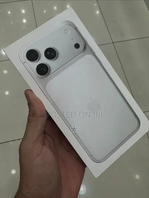 New Apple iPhone 17 Pro Max 512 GB Silver · Photo 1