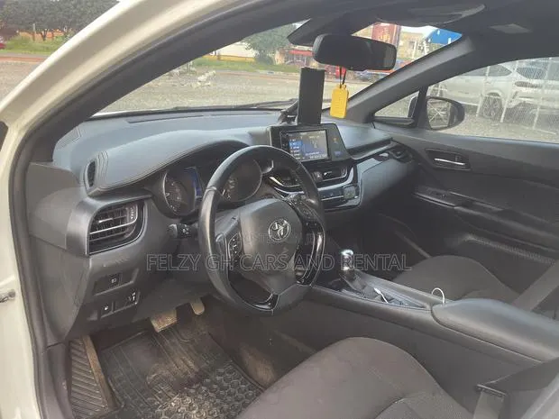 Toyota C-HR XLE FWD Sport Utility (2.0L 4cyl 2AM) 2018 White · Photo 1