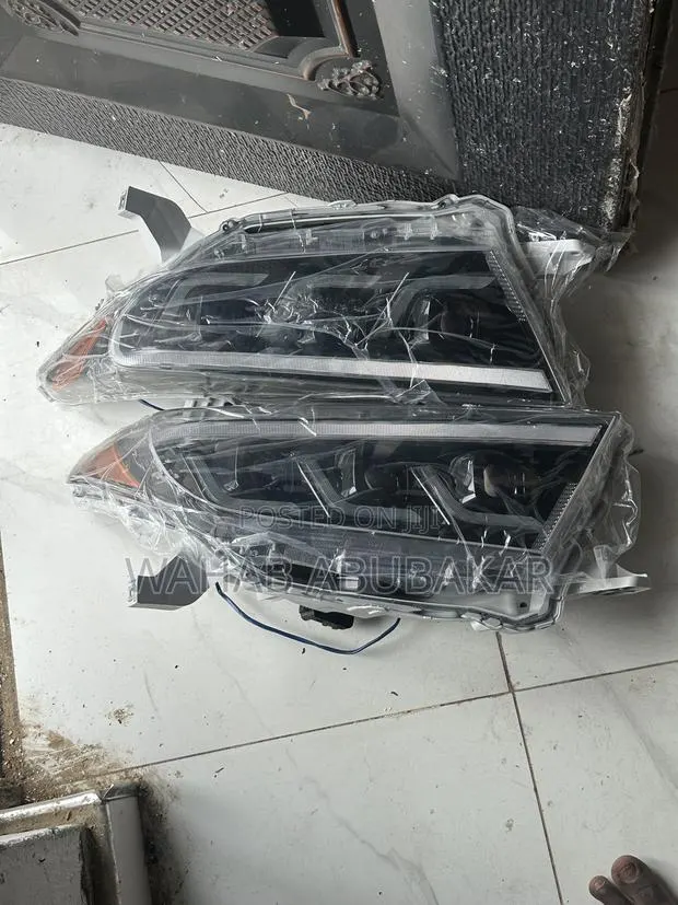 Toyota Highlander 2012 Headlights Pair Spec · Photo 1