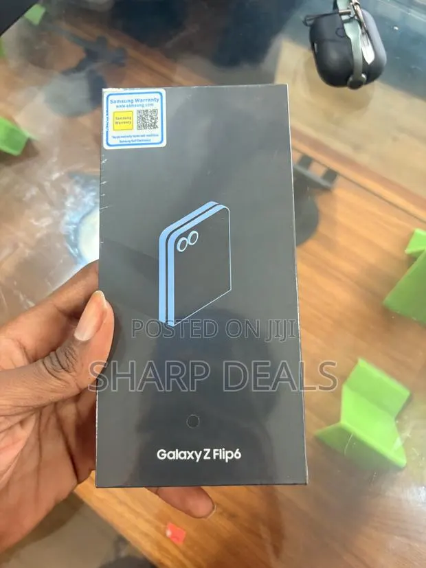 New Samsung Galaxy Z Flip6 256 GB Blue · Photo 1