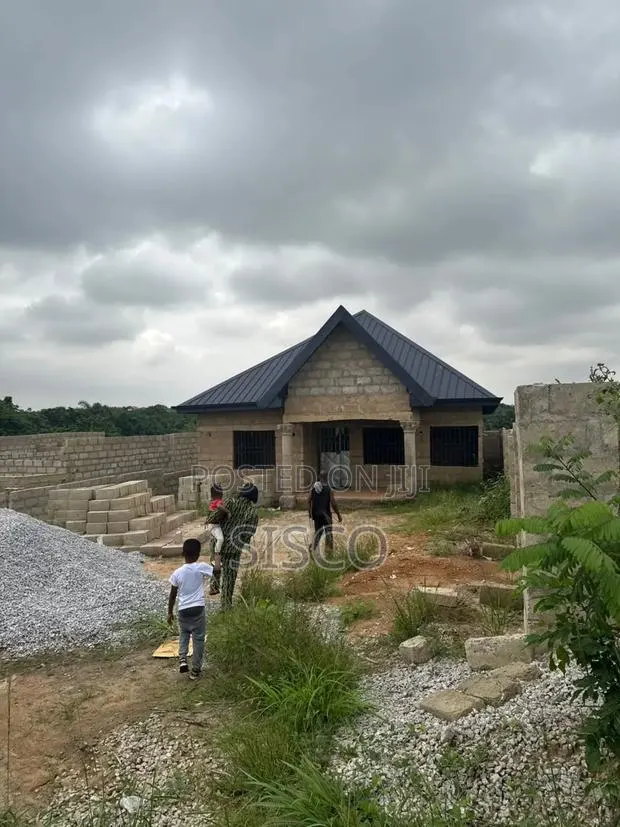 5bdrm House in Kwabre for Sale · Photo 1