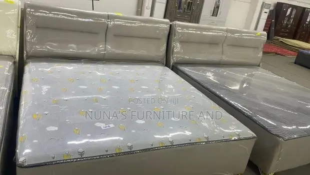 High Quality Built in Queen Size Bed · Photo 1