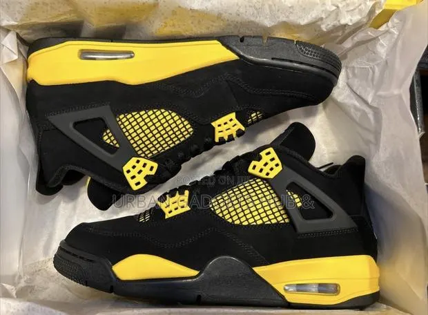 Nike Air Jordan 4 Retro "Thunder" · Photo 1
