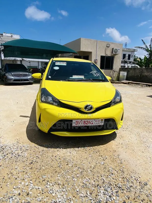 Toyota Vitz 1.3 AWD 5dr 2015 Yellow · Photo 1