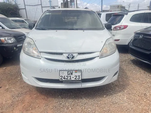 Toyota Sienna 2010 White · Photo 1