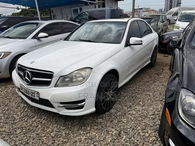 Mercedes-Benz C300 Luxury 4Matic Sedan AWD (3.5L 6cyl 7A) 2013 White · Photo 1