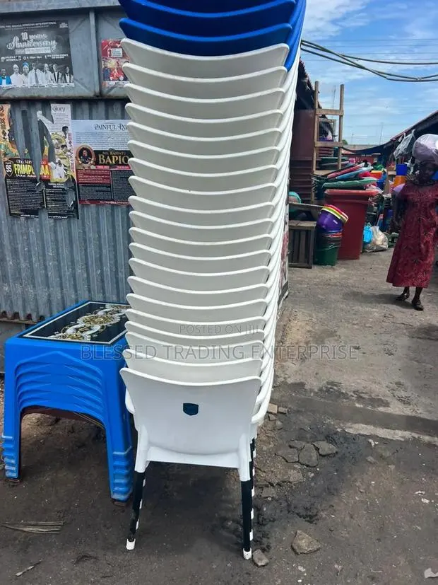 Plastic Chairs White · Photo 1