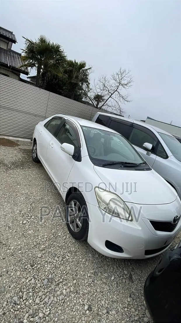 Toyota Belta 2010 White · Photo 1