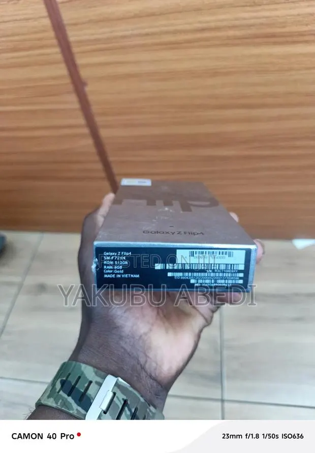 New Samsung Galaxy Z Flip4 512 GB Gold · Photo 1