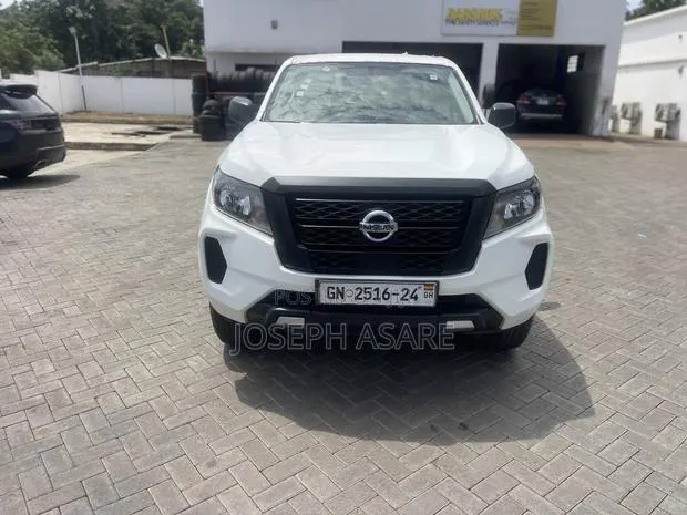 Nissan Navara 2023 White · Photo 1