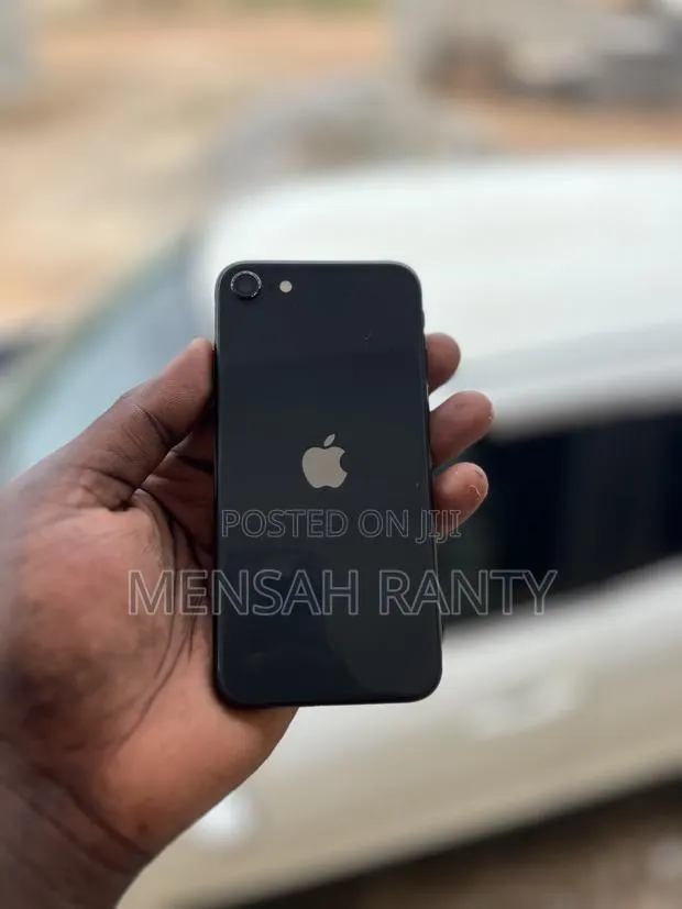 Apple iPhone SE (2022) 64 GB Black · Photo 1