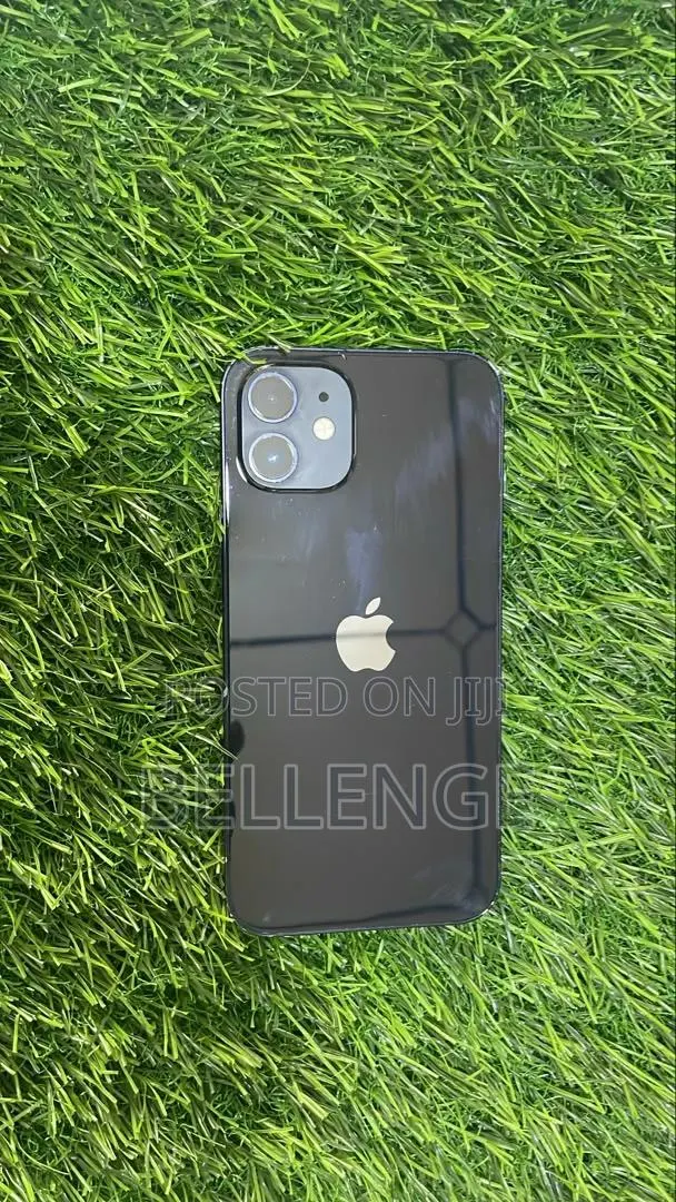 Apple iPhone 12 64 GB Black · Photo 1