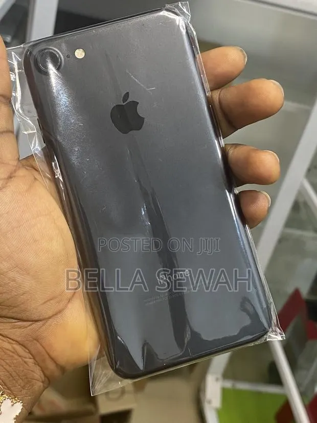 Apple iPhone 7 32 GB Black · Photo 1