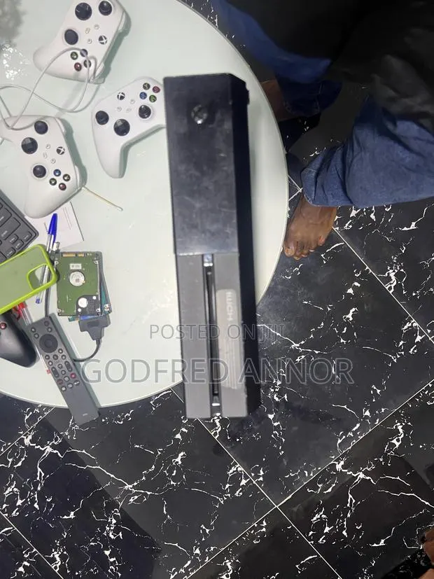 Used Xbox One It Comes With One Controller · Photo 1