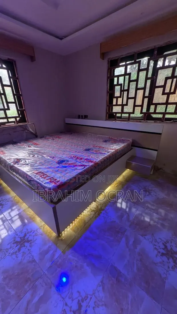 Queen Size Bed · Photo 1