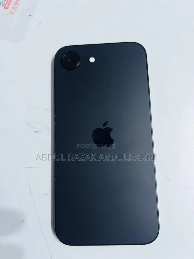 Apple iPhone 16e 128 GB Black · Photo 1