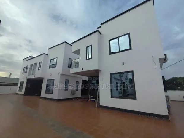 3bdrm Townhouse/Terrace in School Junction, Ashaley Botwe for sale · Photo 1