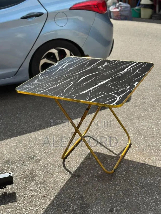 Folding Table · Photo 1