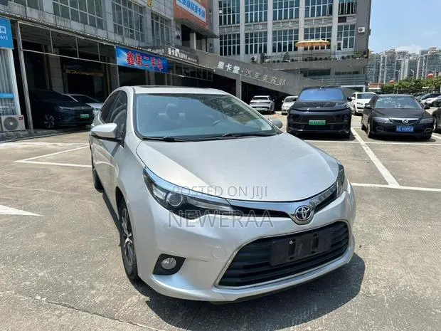 Toyota Corolla LE ECO Premium (1.8L 4cyl CVT) 2016 Silver · Photo 1