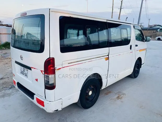 Toyota HiAce 2013 White · Photo 4